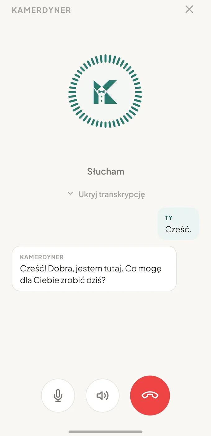 Ekran rozmowy głosowej z Kamerdynerem: pulsujący monogram K, status Słucham i transkrypcja rozmowy